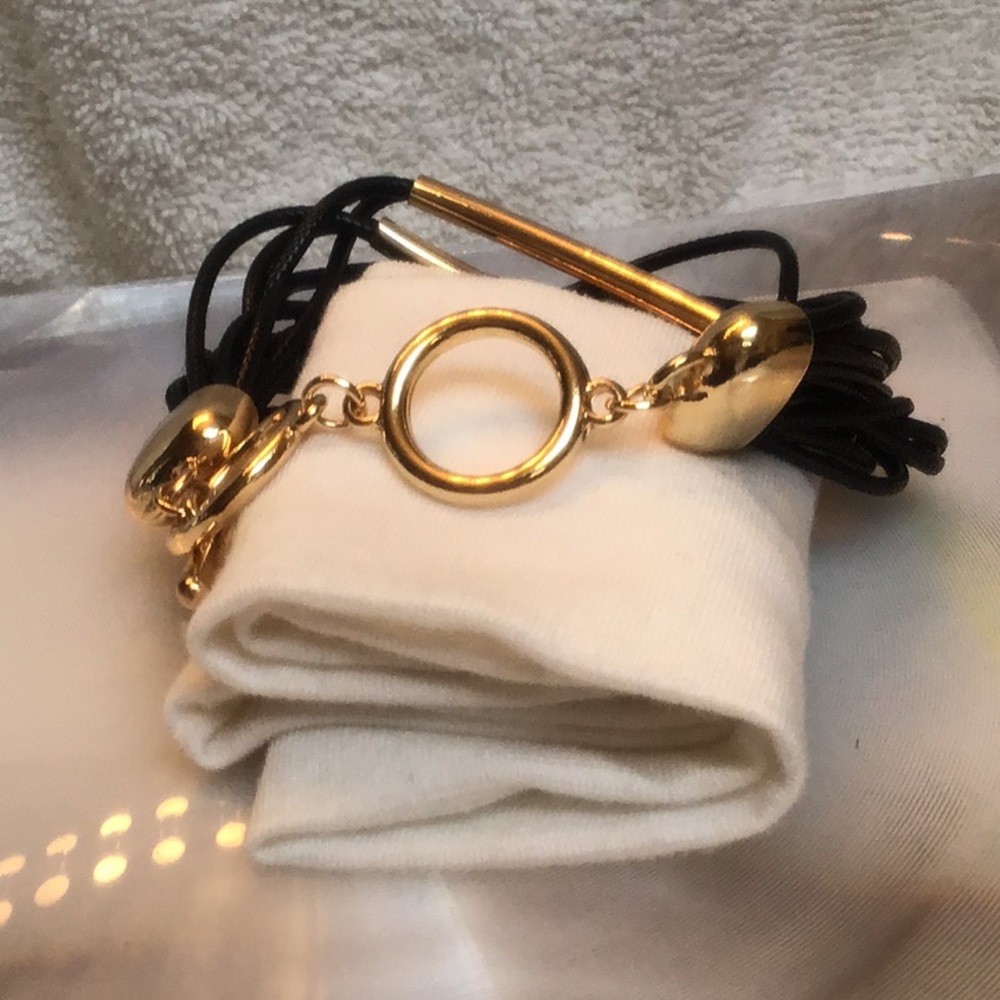 MODERN blk/gold stacked look lightweight bracelet, never worn, - Picture 2 of 3